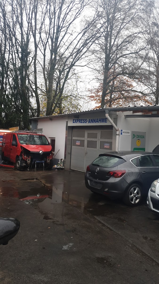 Hof der Werkstatt mit Fahrzeugen